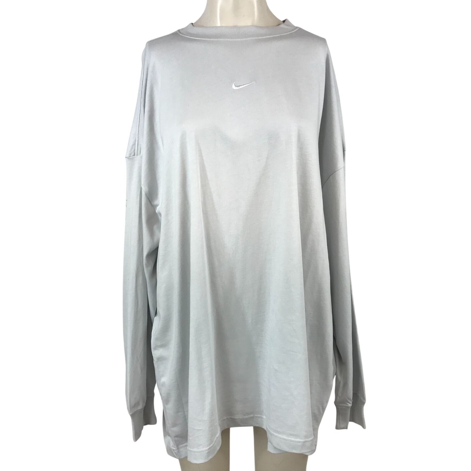 NIKE- WOMEN’S XL – GRAY ESSENTIALS CENTER SWOOSH LONG SLEEVE SHIRT – DM6232-025