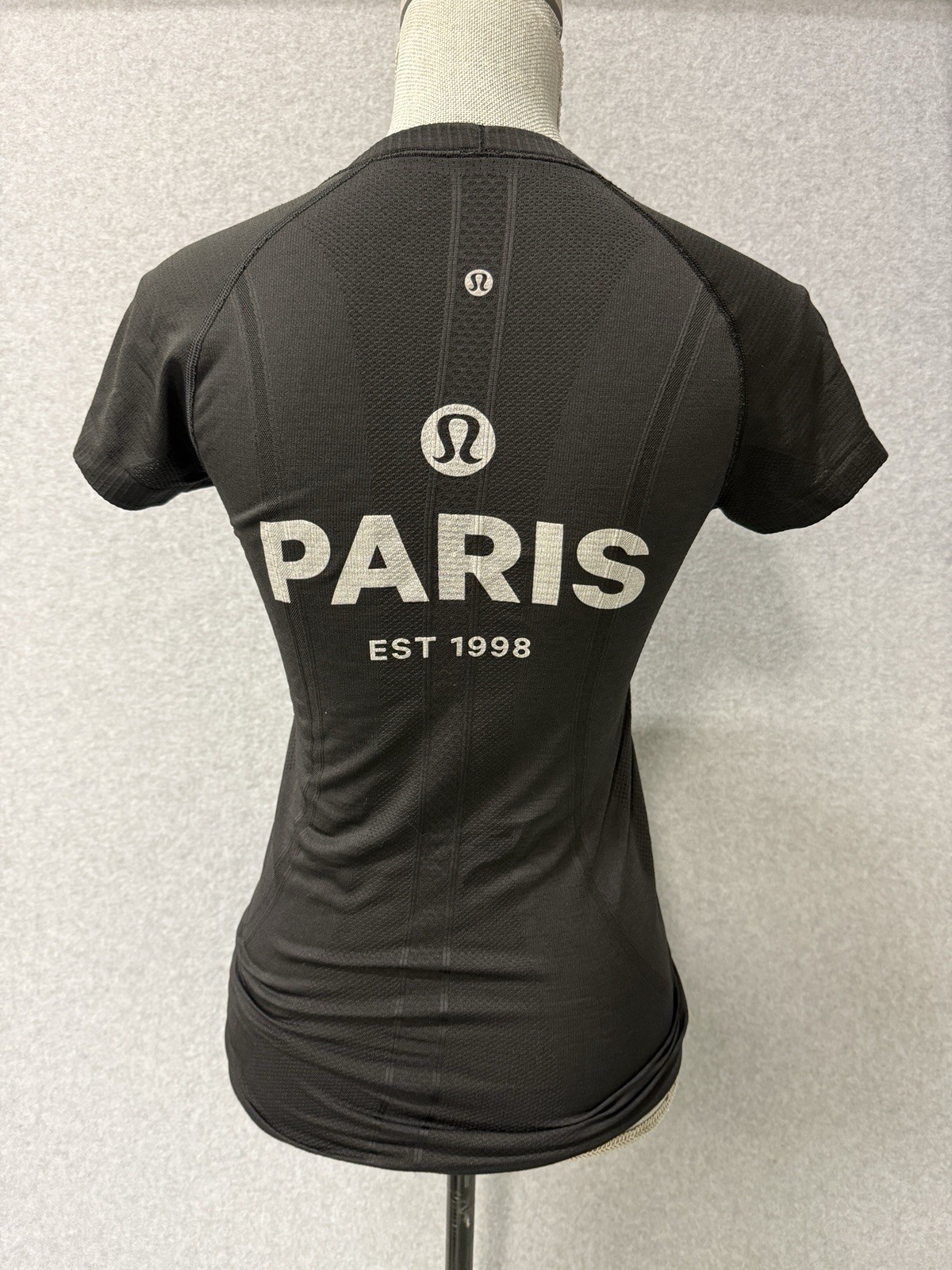 Lululemon Swiftly Tech Paris 1998 Graphic Tee | Black | Women’s Size 6