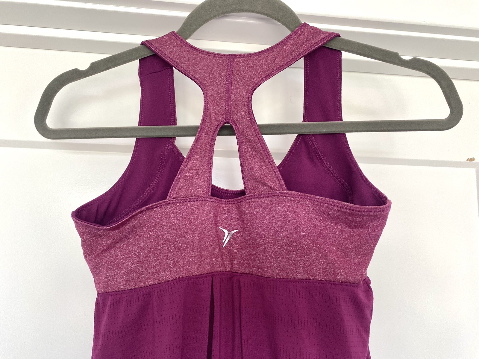Old Navy Active Magenta Built In Bra Loose Fit Racerback Athletic Tank Top Sz XS