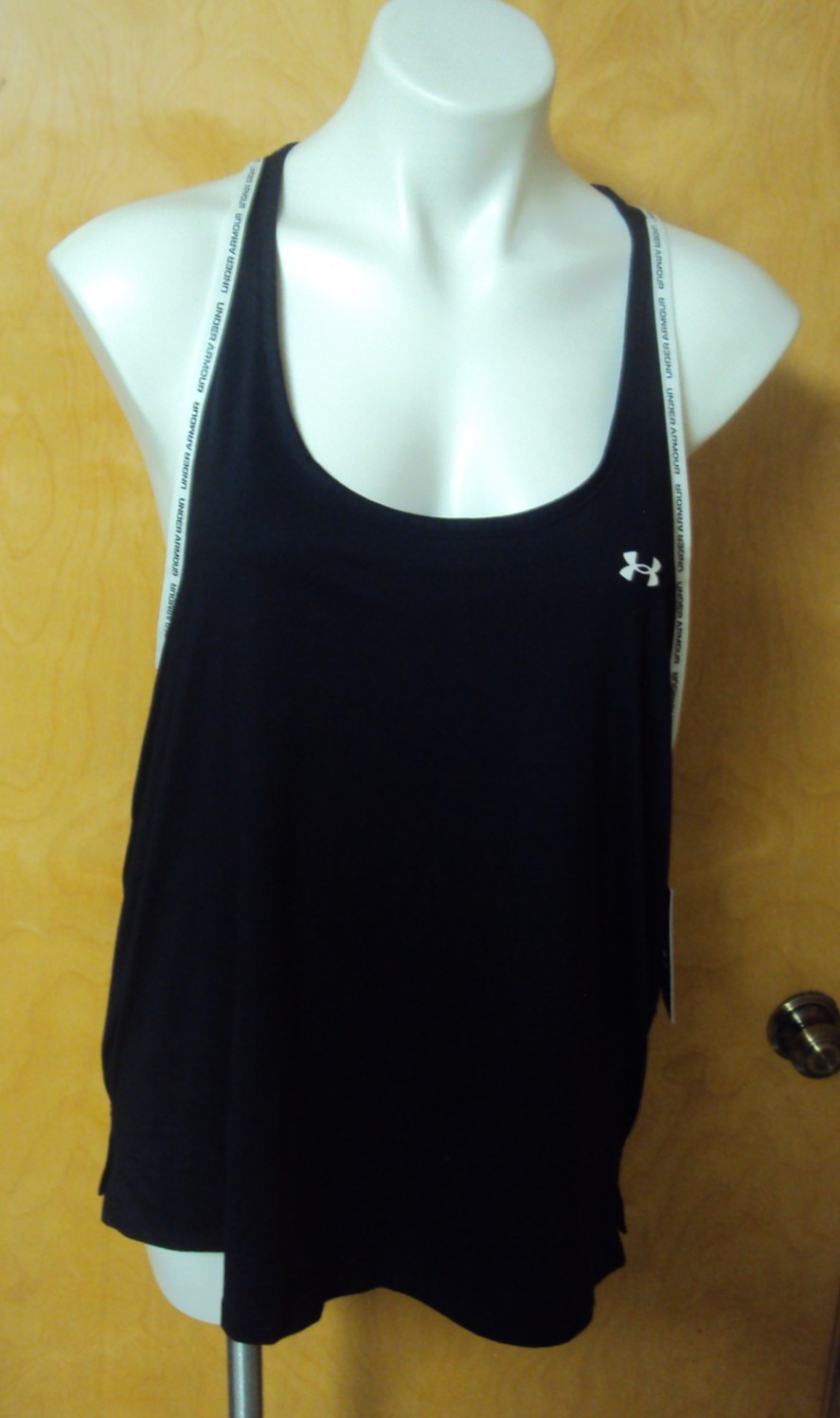 Under Armour Tech Knock Out Tank. Black & White. Womens XL Workout Top. NEW NWT