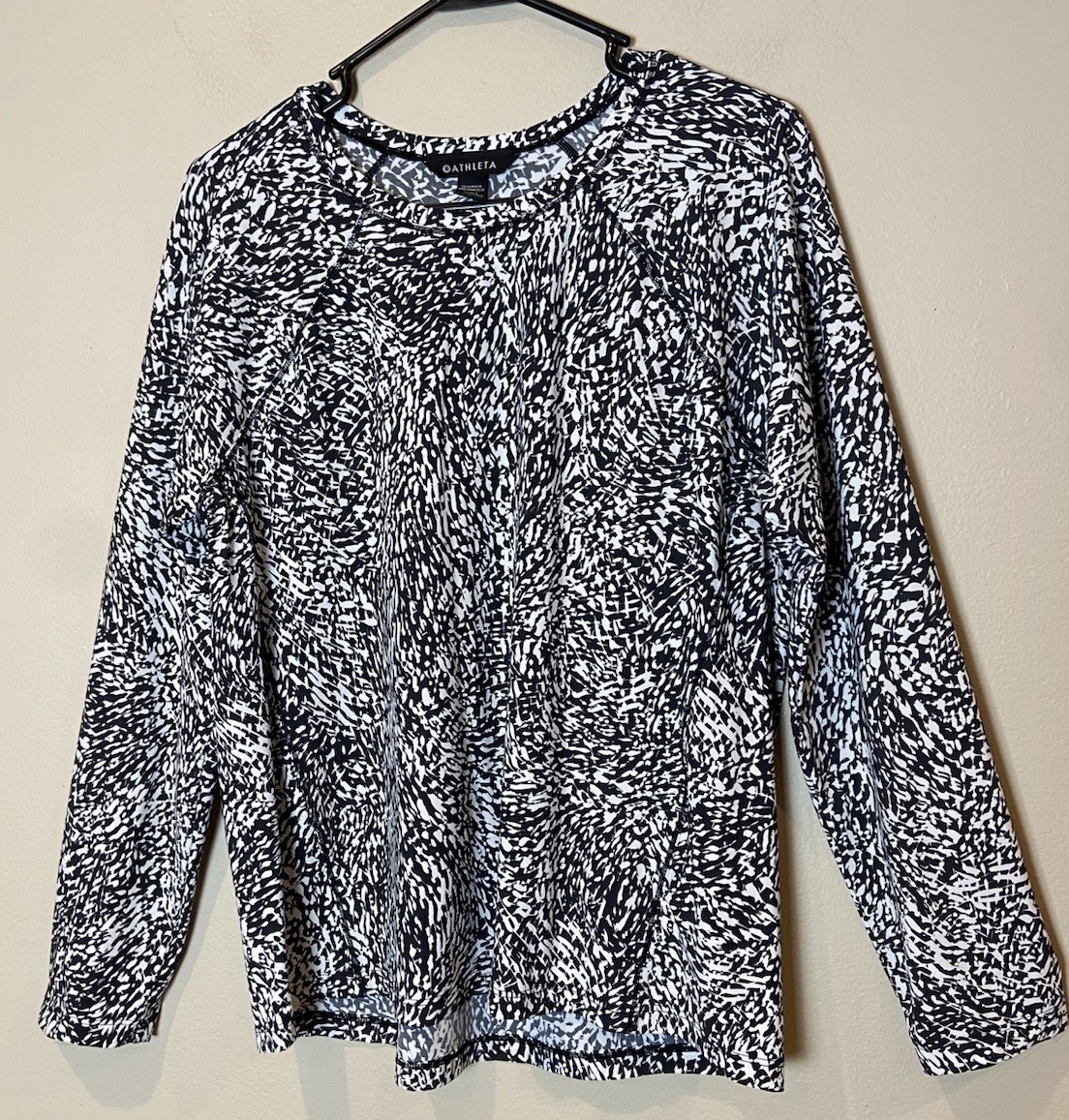 Athleta sz L Ultimate Train Print Stretch Top Black White Long Sleeve Gym /Yoga