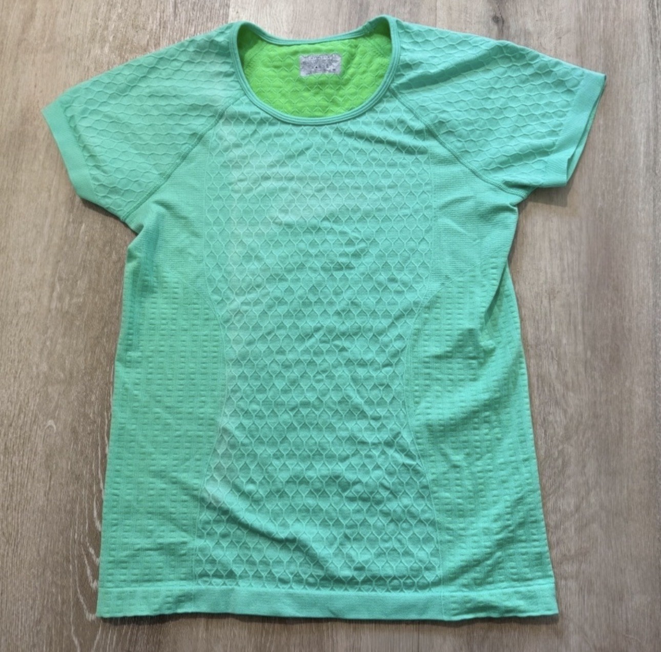 Athleta women’s Seamless Sequence Tee in size Medium