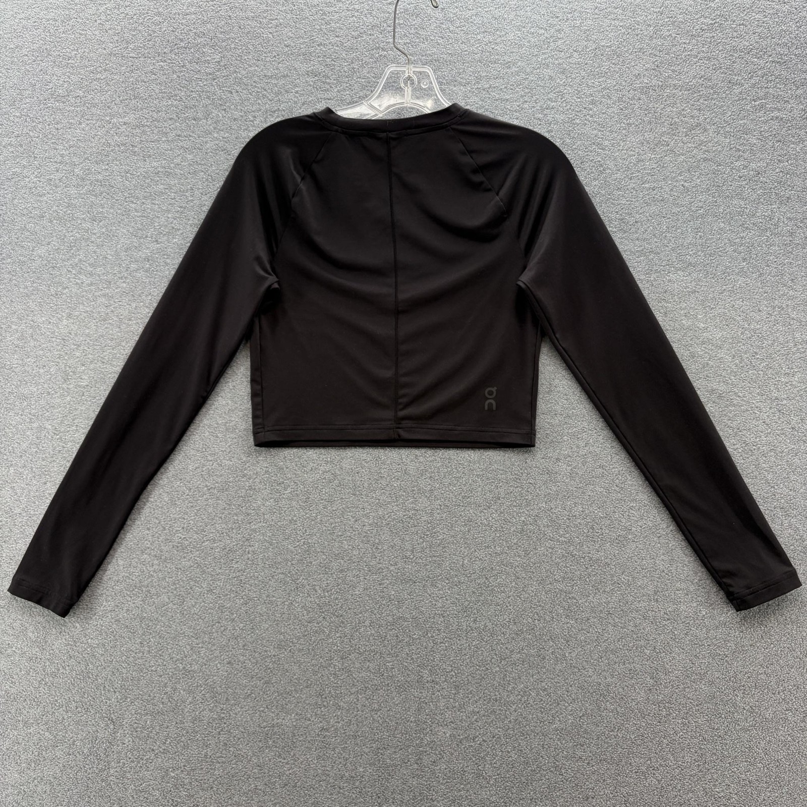On Cloud Run Top Womens Small Black Studio Long T Crop Running Athletic