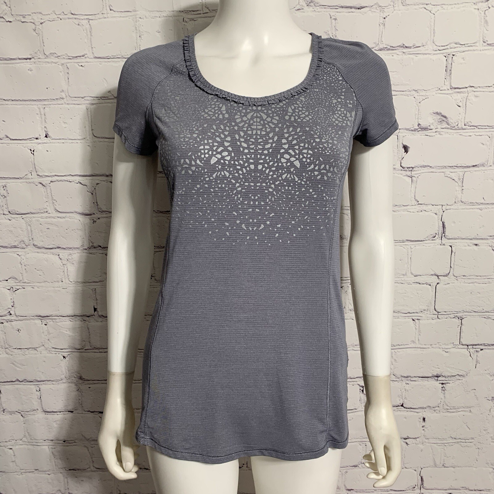 Lululemon 4 Women’s Active Shirt Gray Geo Ruffle Accent Pleated Back Side Pocket