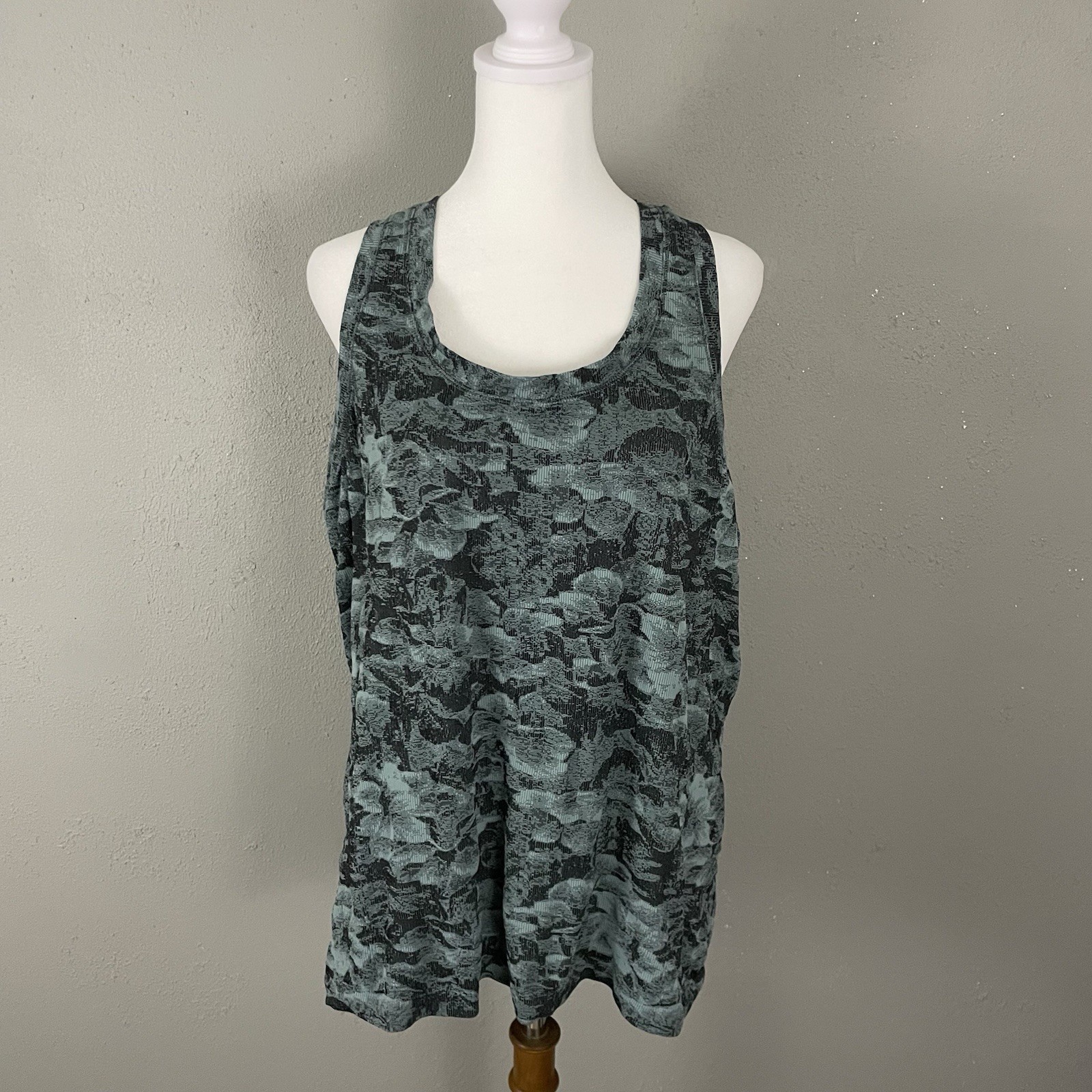 Athleta Momentum Seamless Tank Top Size XL Womens Blue Black Floral Racerback
