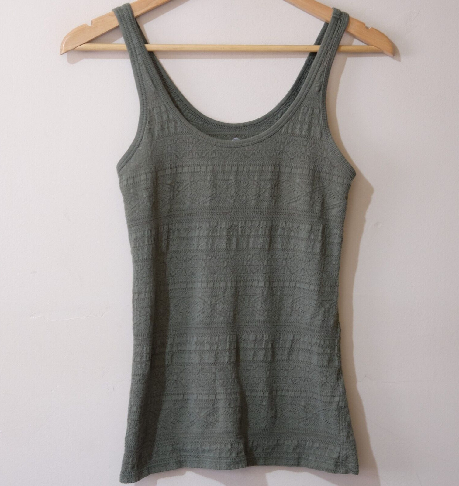 SO Perfectly Soft Perfectly You Green Textured Fitted Tank Top Size M #H1-35