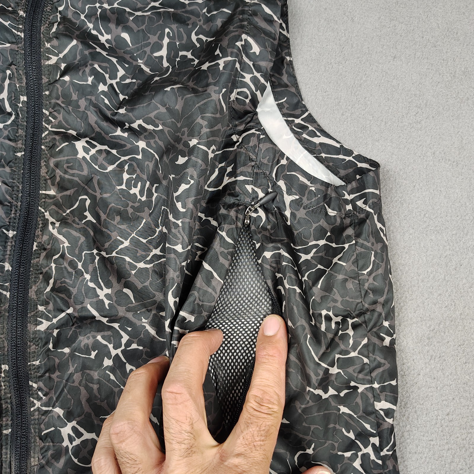 Under Armour STORM Vest Women XL Black Camo Water Repel Running Reflective Vent