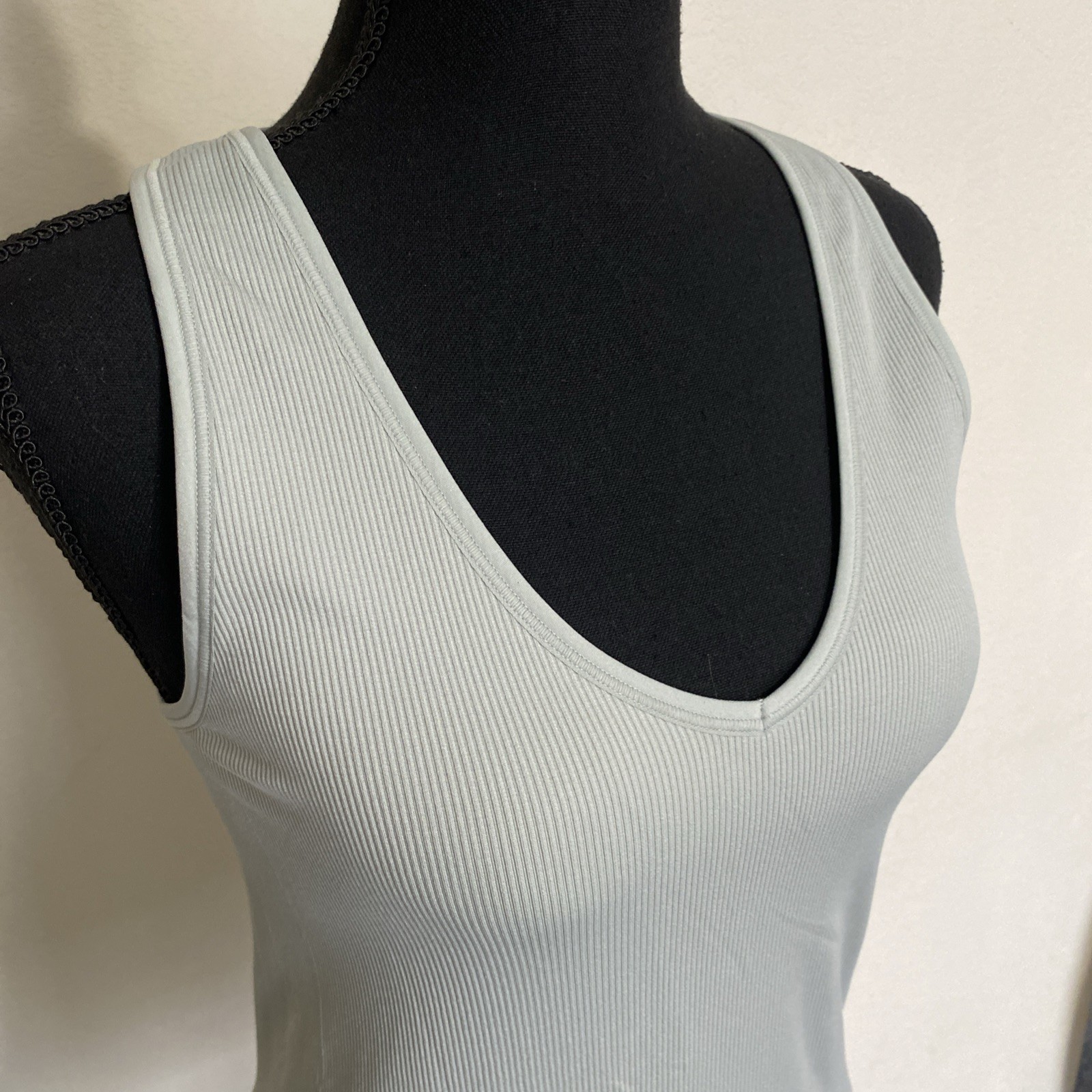 Athleta Aurora Ribbed Knit Tank Top Camisole Womens M Sage Green Plunge Vneck