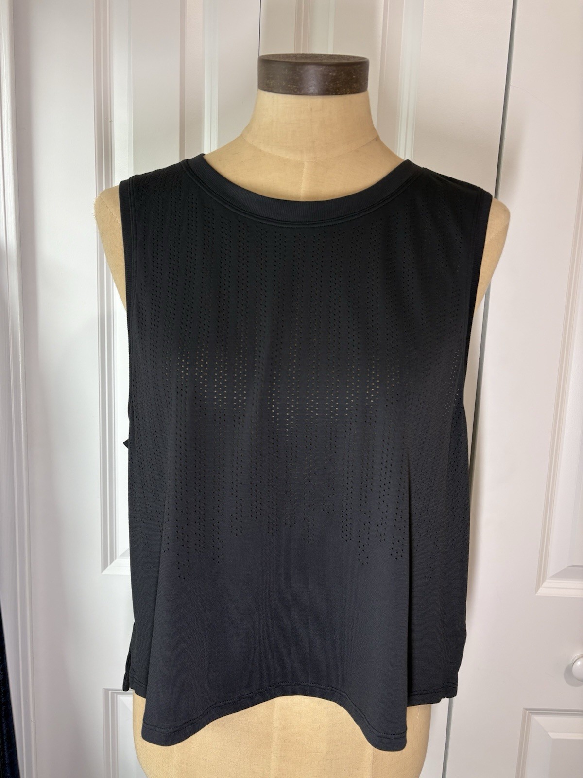 Lululemon Womens Tank Top Perforated Gym Workout Sz XL, Black