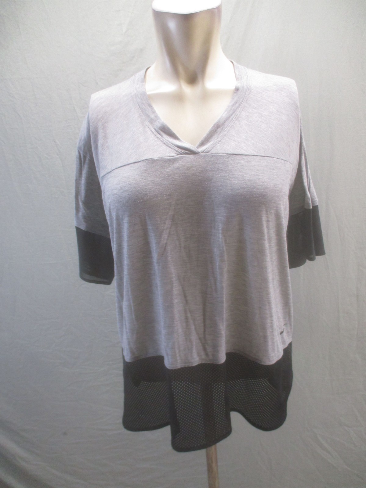 Nike Size M Womens Multicolor V Neck Short Sleeve Logo Activewear TShirt 383