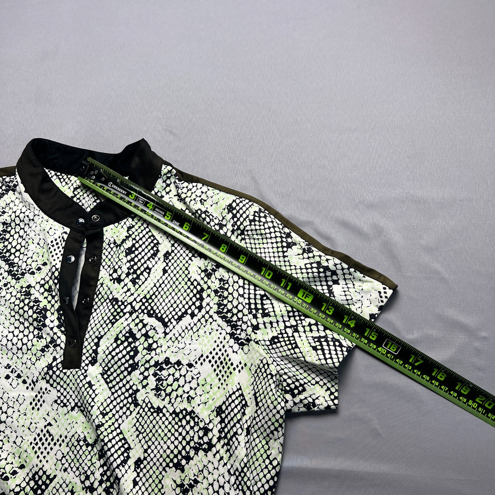 Tail Athletic Top Womens Large Multicolor Stretch Artsy Snake Print Snap Front