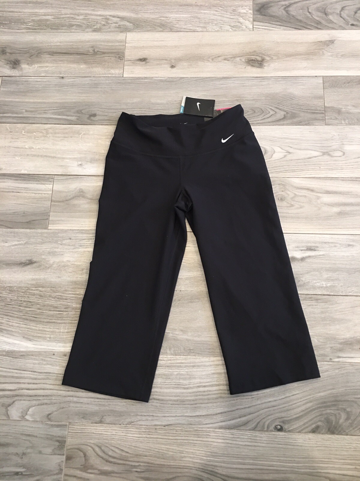 NIKE WOMENS REGULAR FIT LEGEND CROP CAPRI YOGA PANTS BLACK STYLE 484537 010