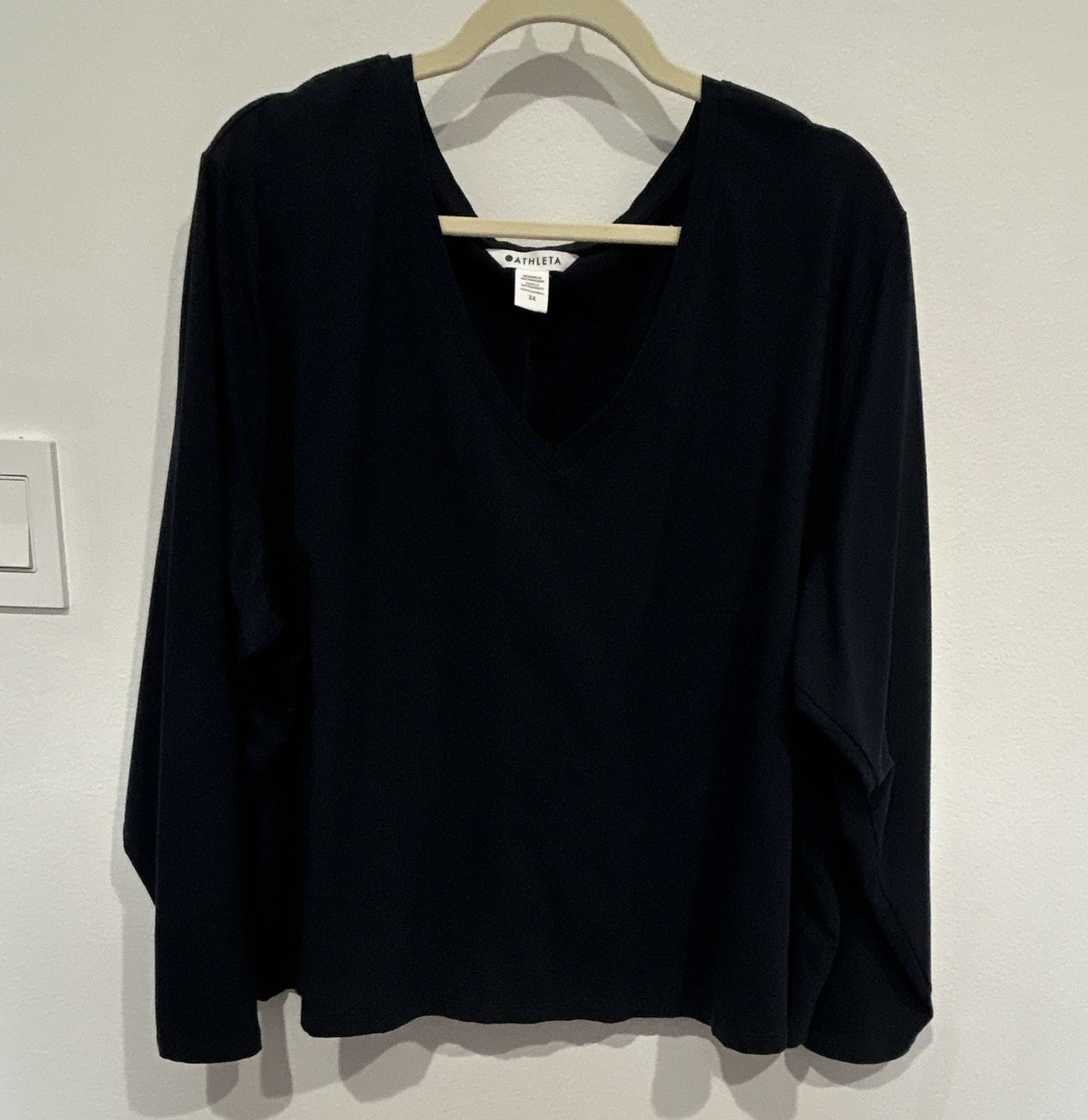 Athleta Women’s Plus 3X Black Solid V-Neck Long Sleeve Supima Stretch Tee