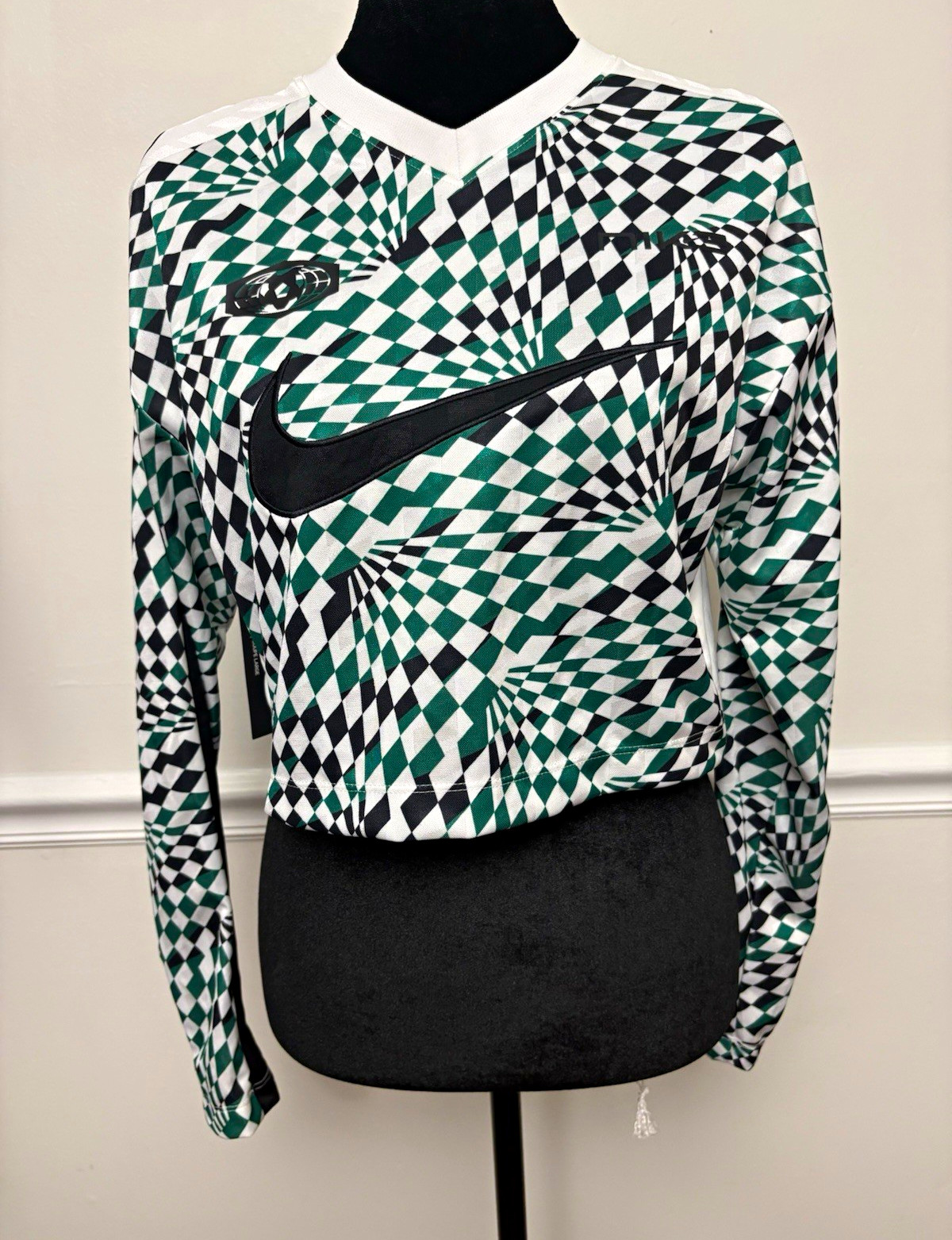 Nike Women’s Athletic Fit Long Sleeve V-Neck Geometric Jersey Top S BQ0110-010