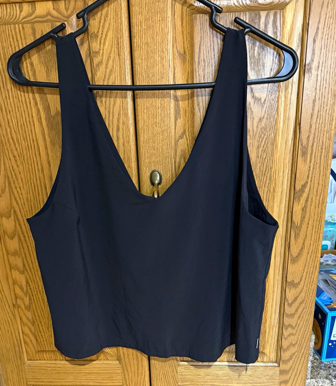 Vuori Black Cropped V-Neck Relaxed Fit Stretch Tank Top Solid, M