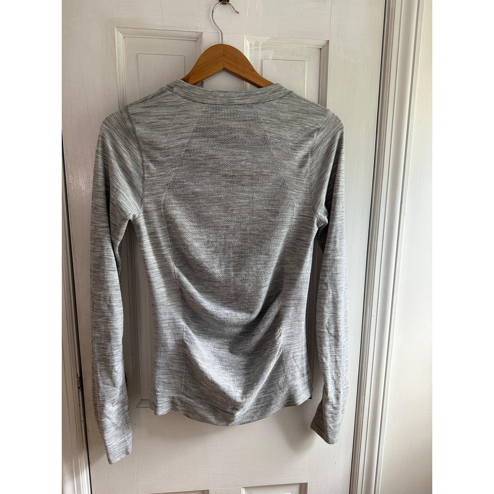 Title: Athleta Heathered Gray Long Sleeve Crewneck Top – Size Medium M – EUC