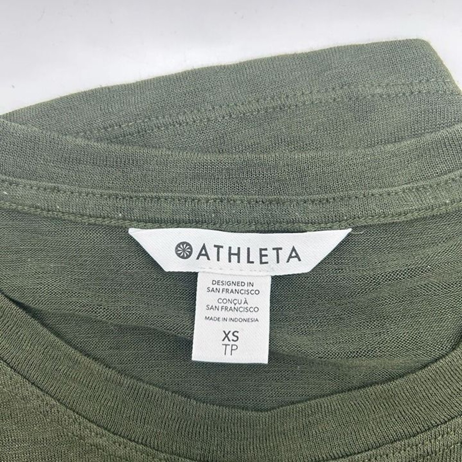 Athleta Breezy Muscle Tank Top Olive Green Slub Knit Womens XS Shirttail Hem