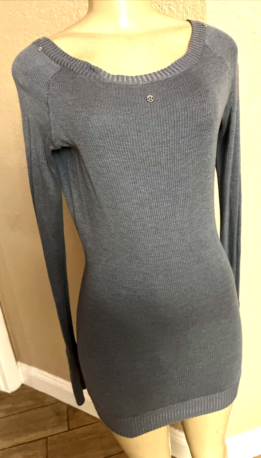 LULULEMON Ribbed Long Sleeve Shirt bodycon Low Scoop Neck SzM MINOR defect c11