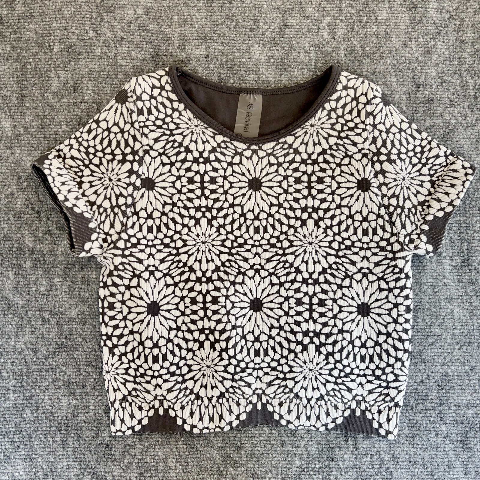 Altar’d State Revival Crop Top M/L Gray White Floral Geometric Activewear