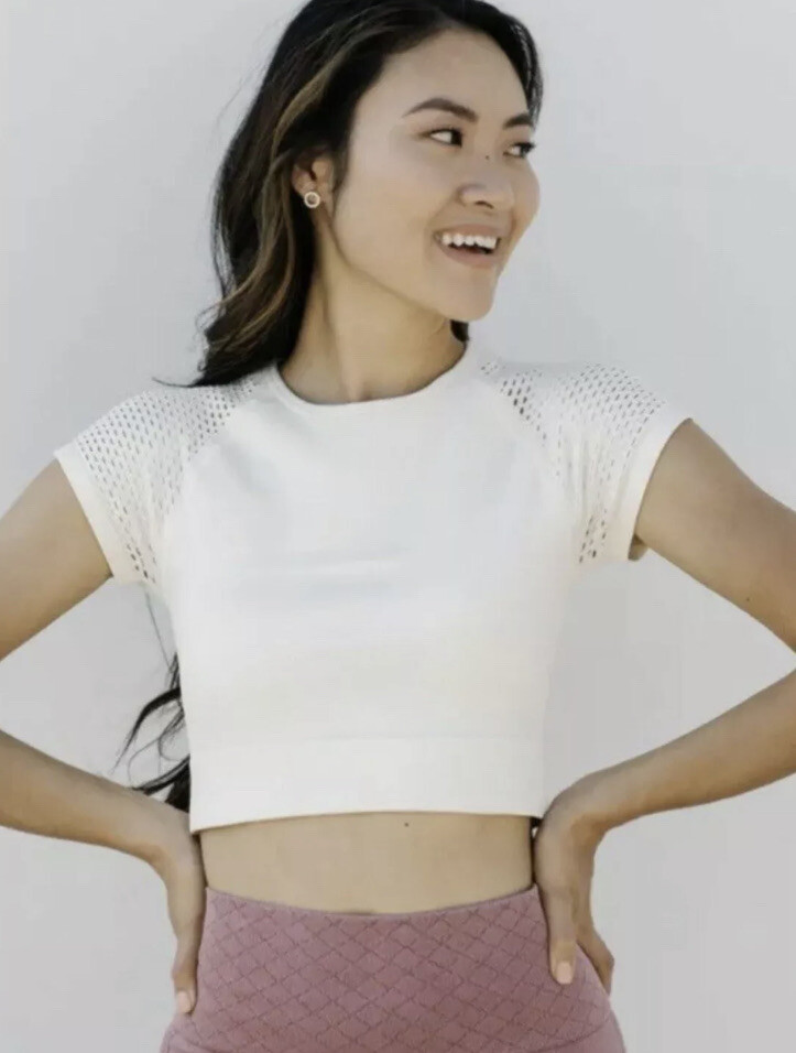 NWT SAVVI Fit Suiko Crop Athletic Top, Perforated Raglan Sleeves, Size Large