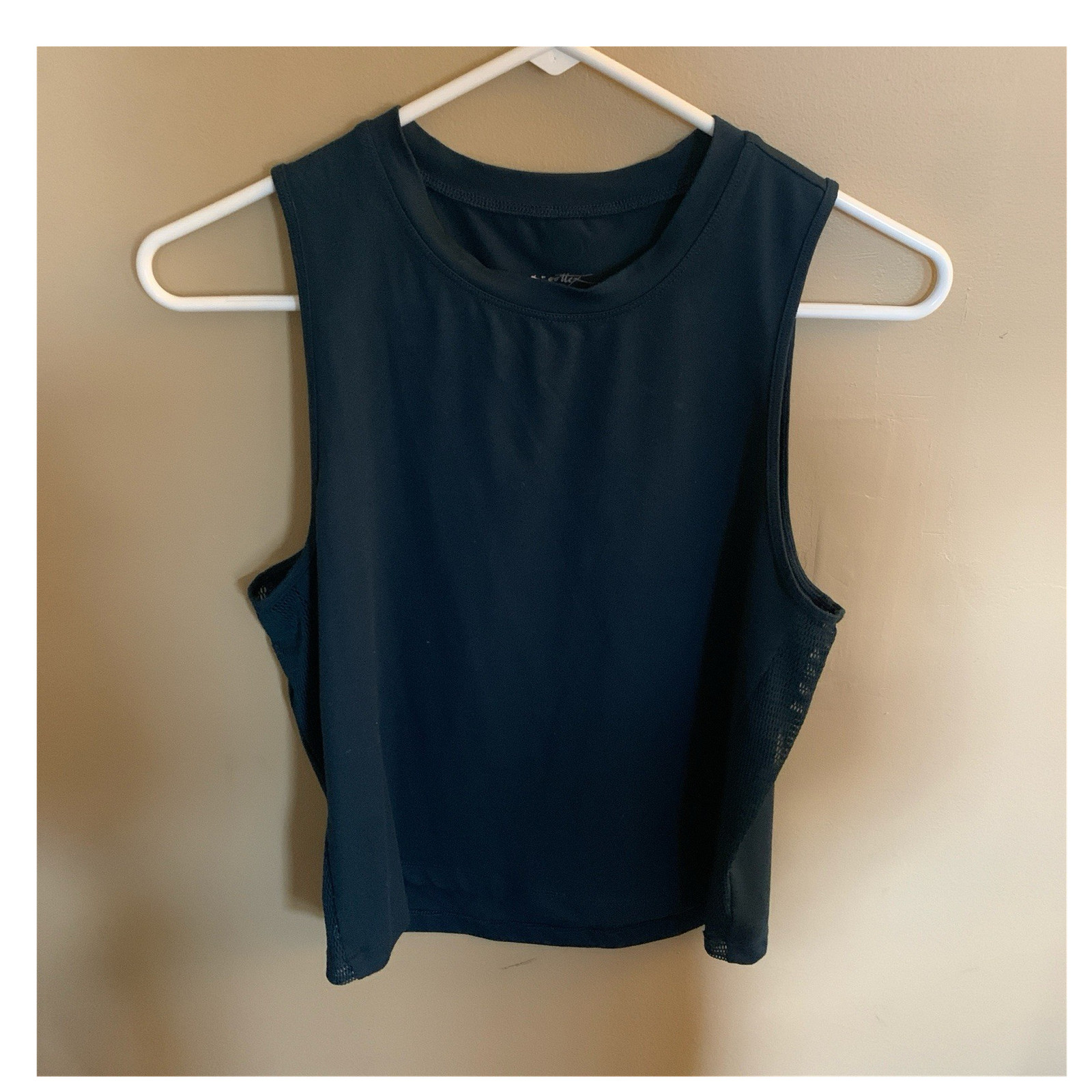 Women’s Black Cropped Breathable Mesh Tank Top M Crew Neck Athletic Fit