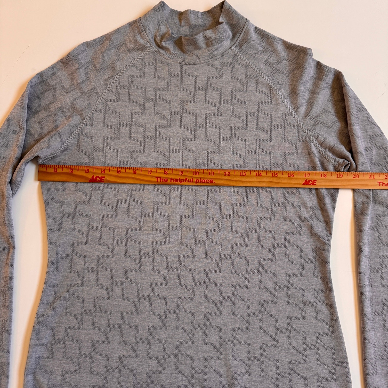 Figs Salta Mock Neck Seamless Underscrub Top Gray Geometric EUC Size XL Medical
