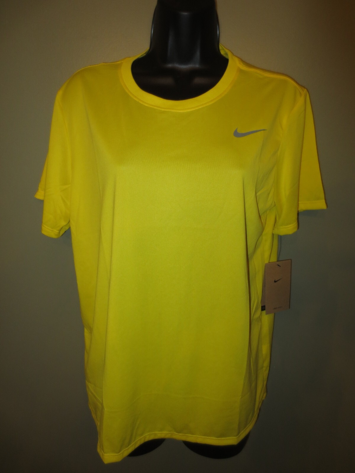 The Nike Tee Women’s Short Sleeve Shirt Yellow DV7312-700 Sizes : XS to XXL NWT