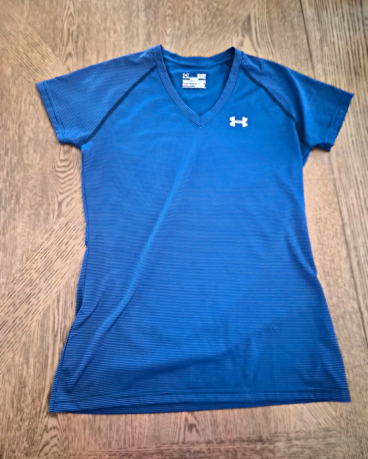 Under Armour HeatGear Women’s Blue Striped V-Neck Semi-Fitted Tee S
