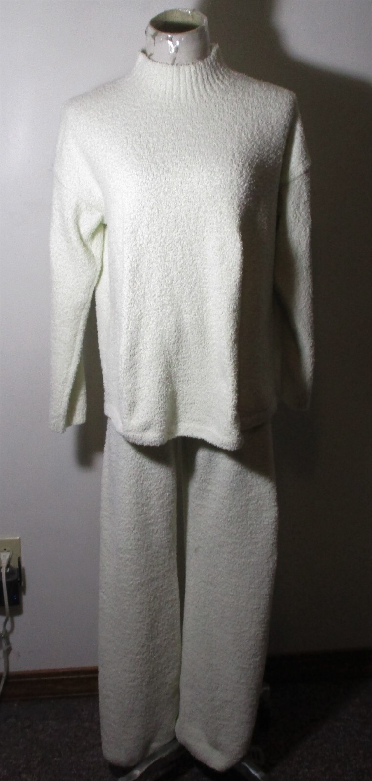 UNI QLO Ivory Beige Warm Fleece 2 Pc Lounge Pants & Top Outfit Size M