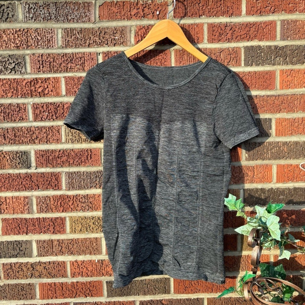 Fabletics Marled Gray Breathable Short Sleeve Bodycon Athletic top
