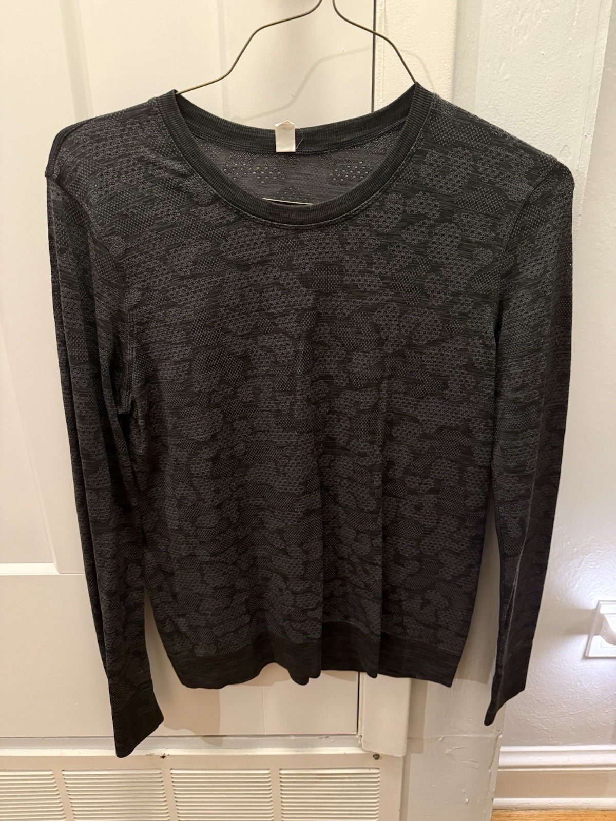 Women’s Lululemon Gray Camo Long Sleeve Shirt Size 8