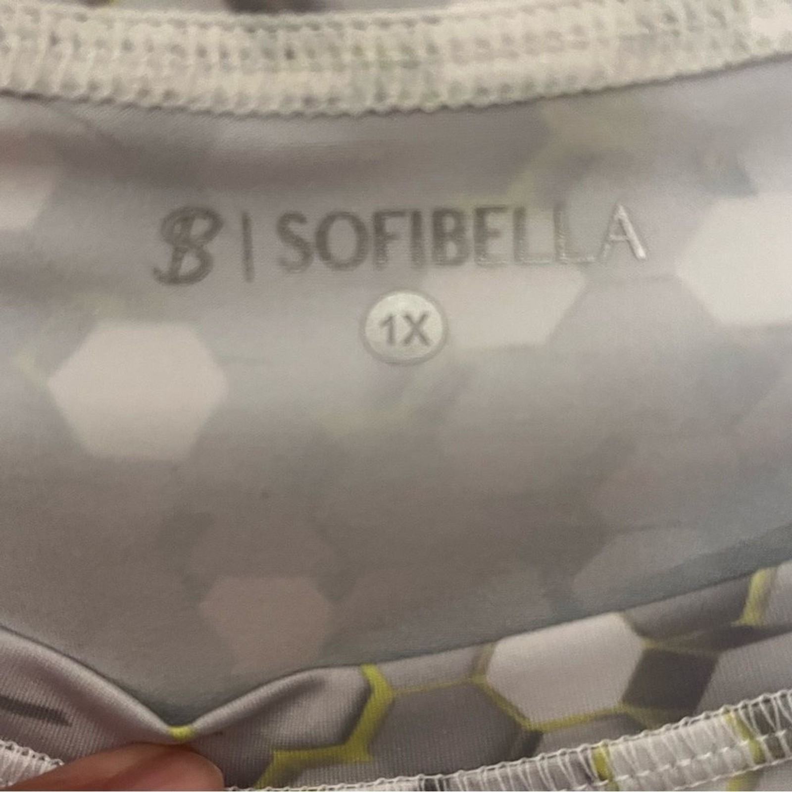 Sofibella Short Sleeve Fitted Athletic Shirt in Techno Print (Gray) Size 1X