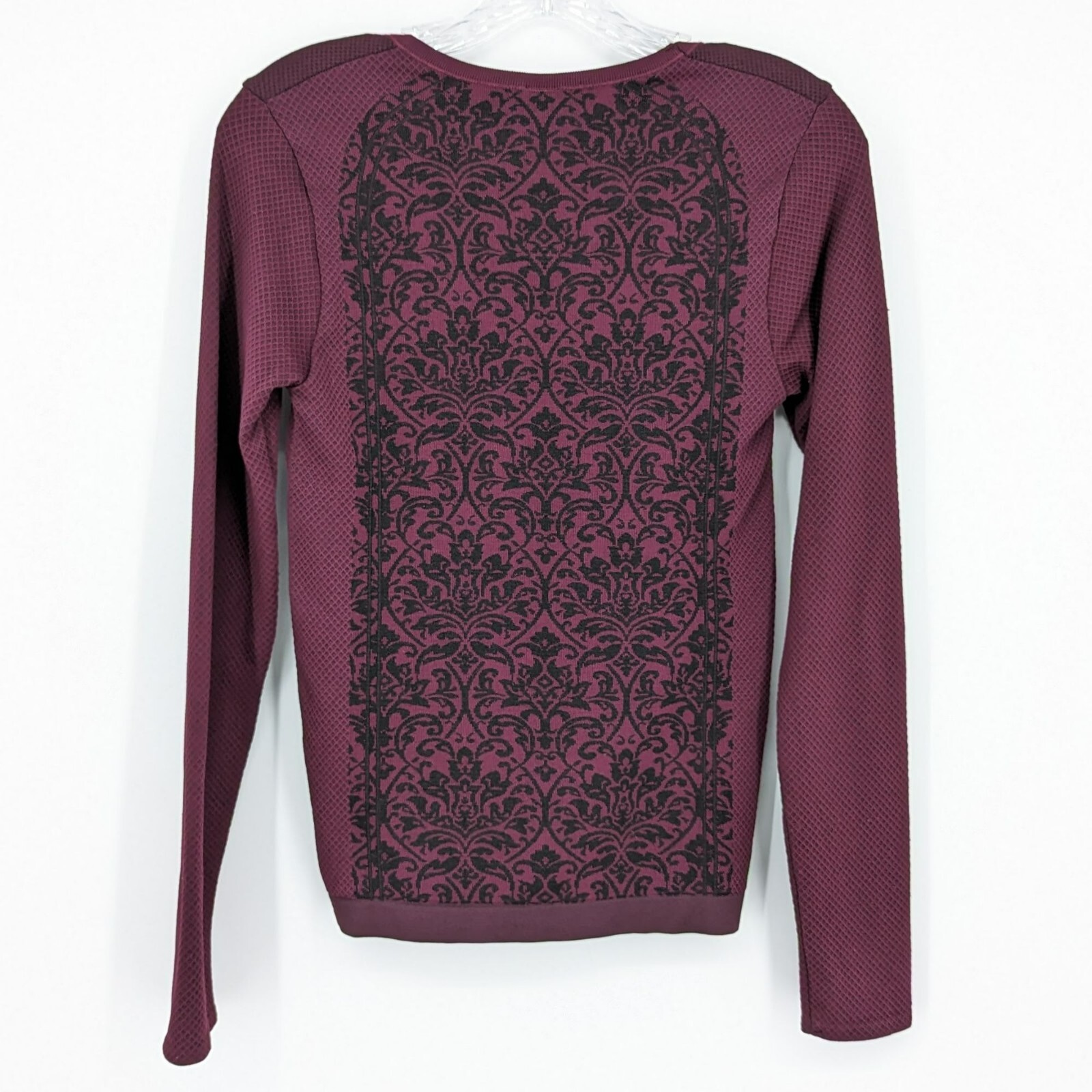 Fabletics Long Sleeve Athletic Top S Maroon Black Damask Scooped Textured Fitted