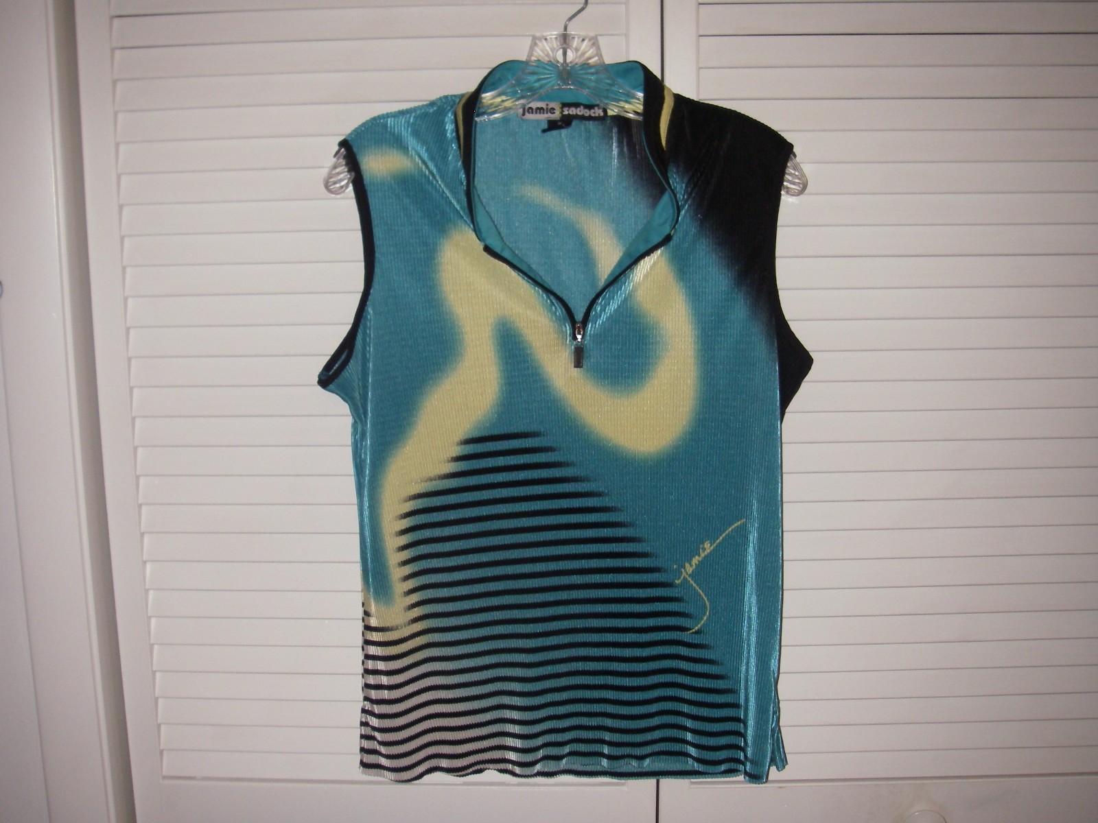 JAMIE SADOCK LOGO SLEEVELESS PLEATED PRINT BLUE/YELLOW/BLACK 100% POLY EUC SZ M