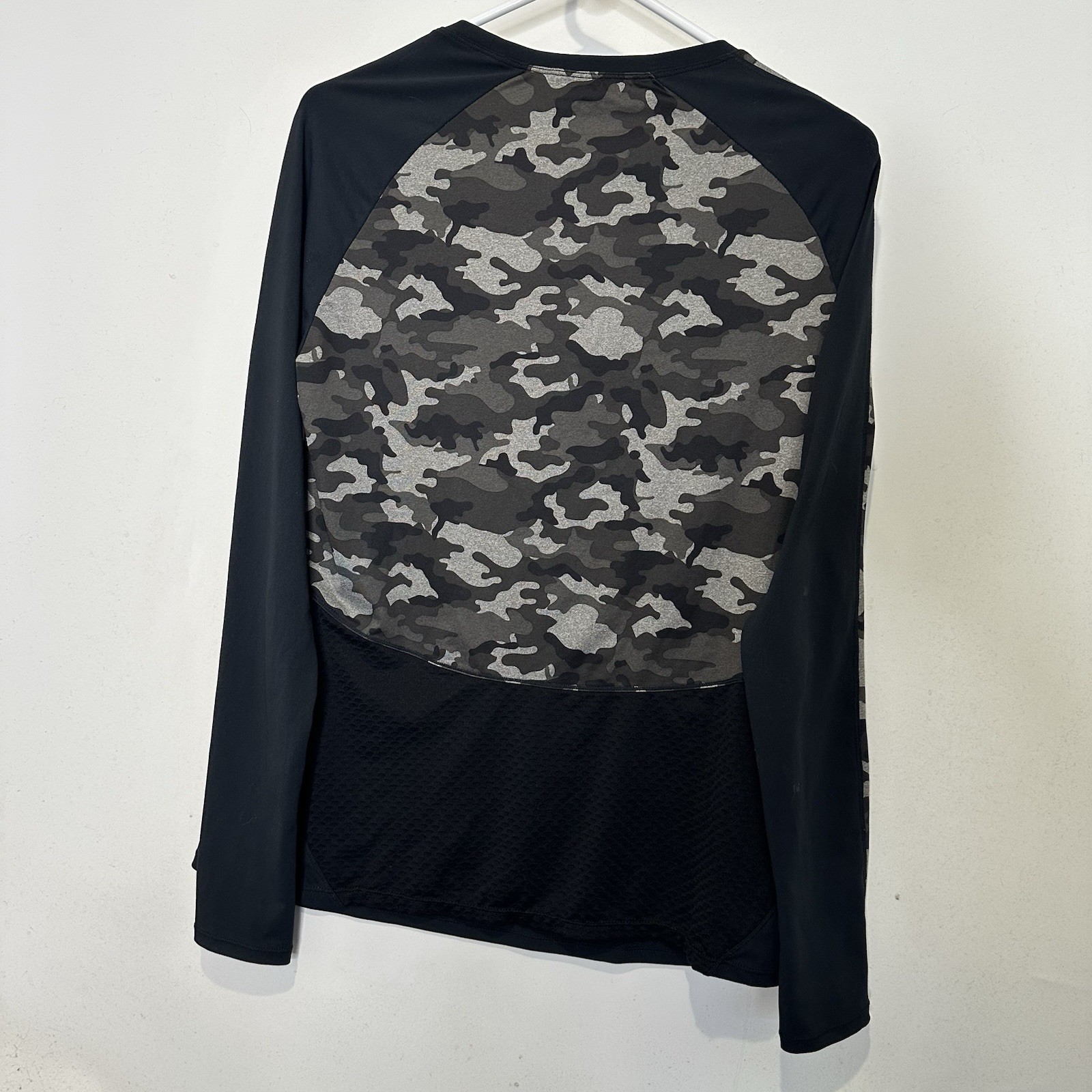 Fabletics Womens Shirt Medium Black Camo Long Sleeve Mesh Thumb Holes Athleisure