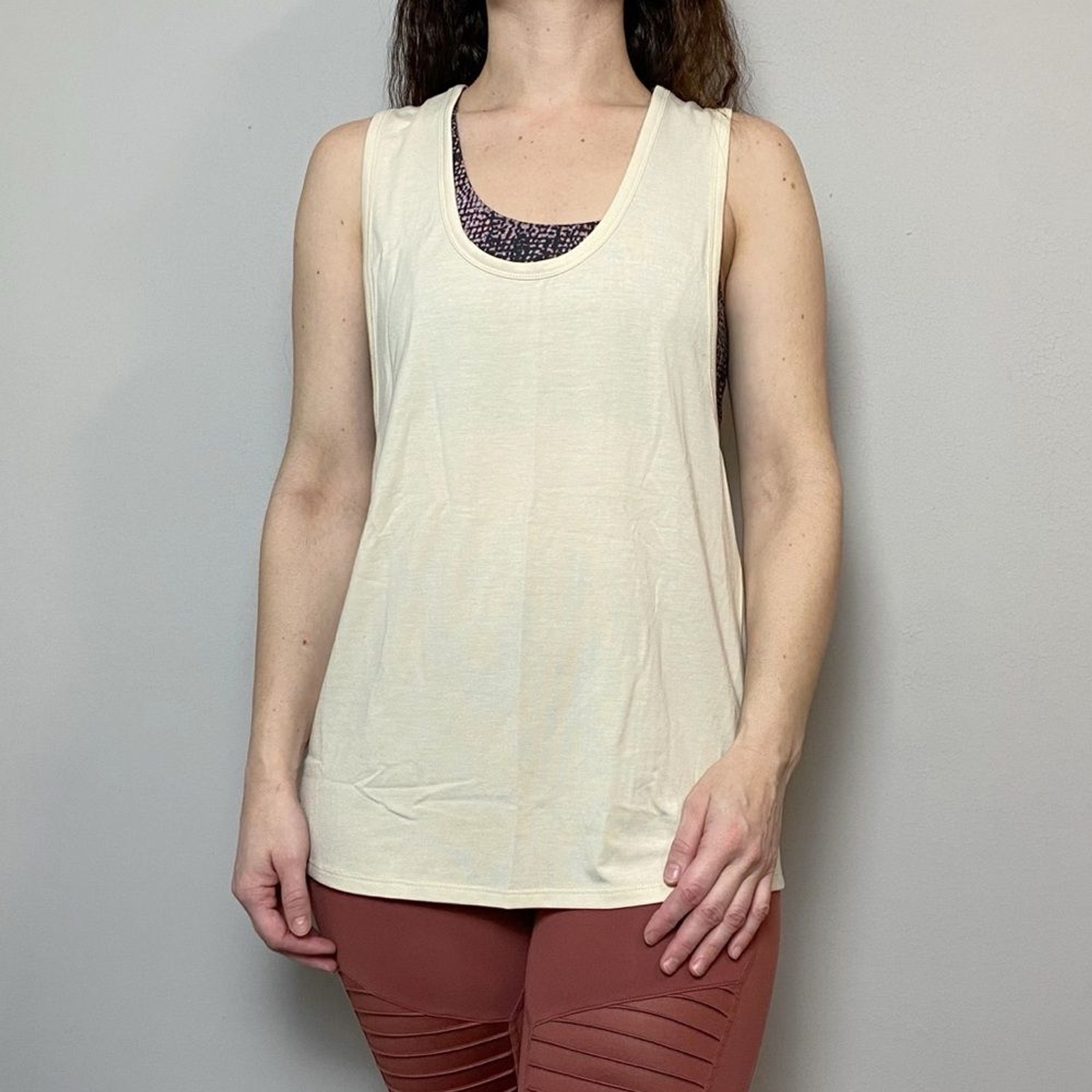 Varley WOMENS SIZE XS Palmer Scoop Neck Hi Low Hem Tank Top in Eggnog