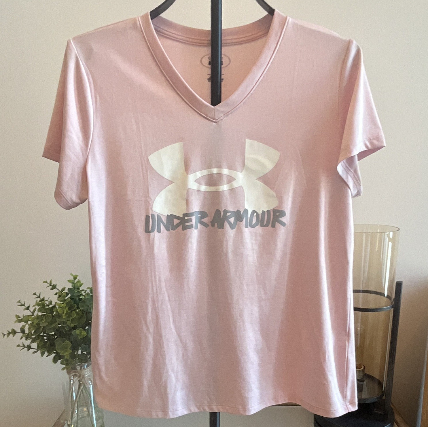 Under Armour Women’s Pink V-Neck Logo T-Shirt Loose Fit Polyester Knit M