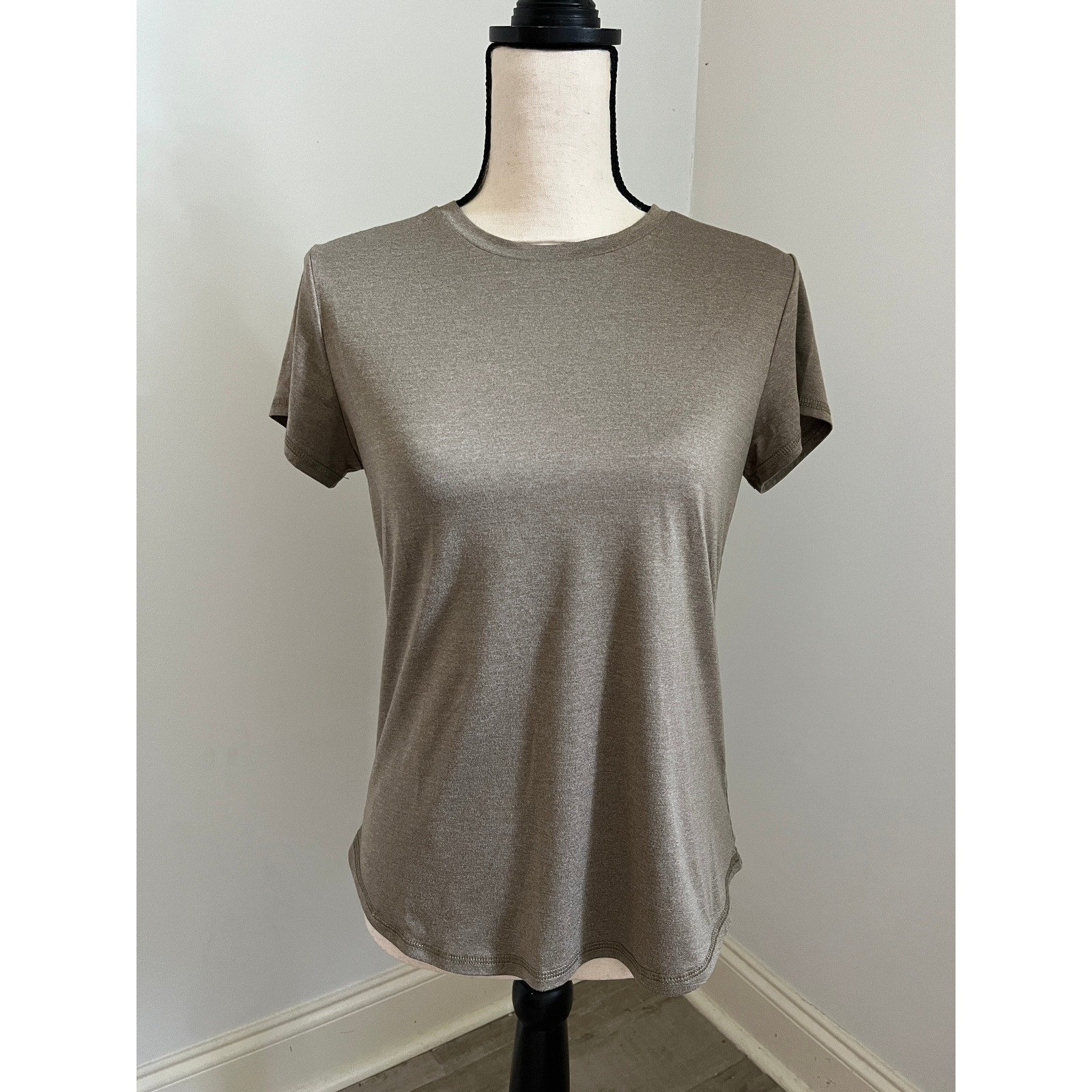 Quince Short Sleeve Performance Tee XS Heathered Taupe Brown Activewear Fit Girl