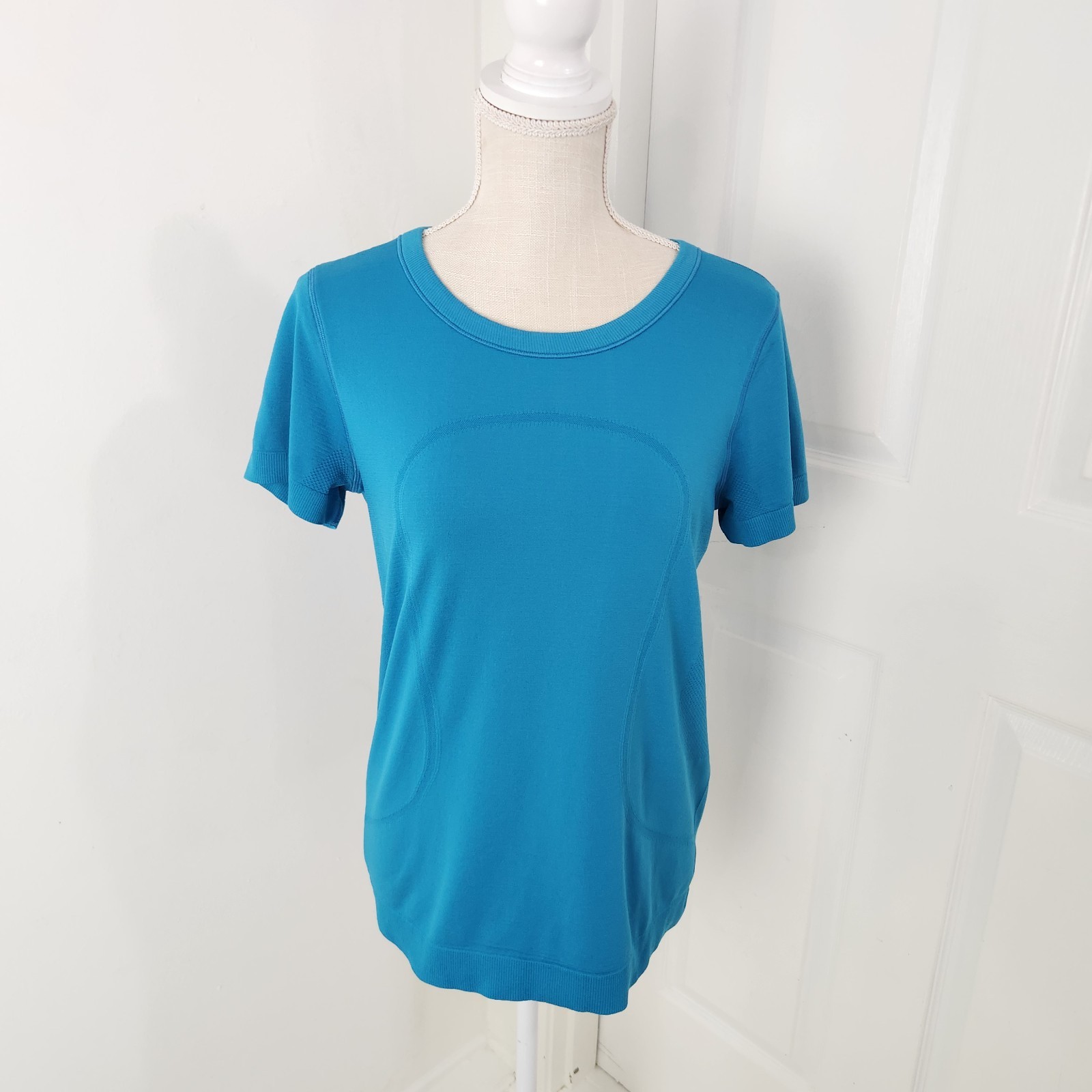 Lululemon Top Womens 8 Blue Swiftly Tech Short Sleeve 2.0 Waist Length Seamless