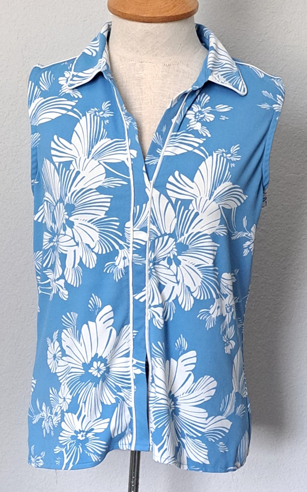 IZOD X-TRA DRY Size M Blue White Tropical Sleeveless Golf Top