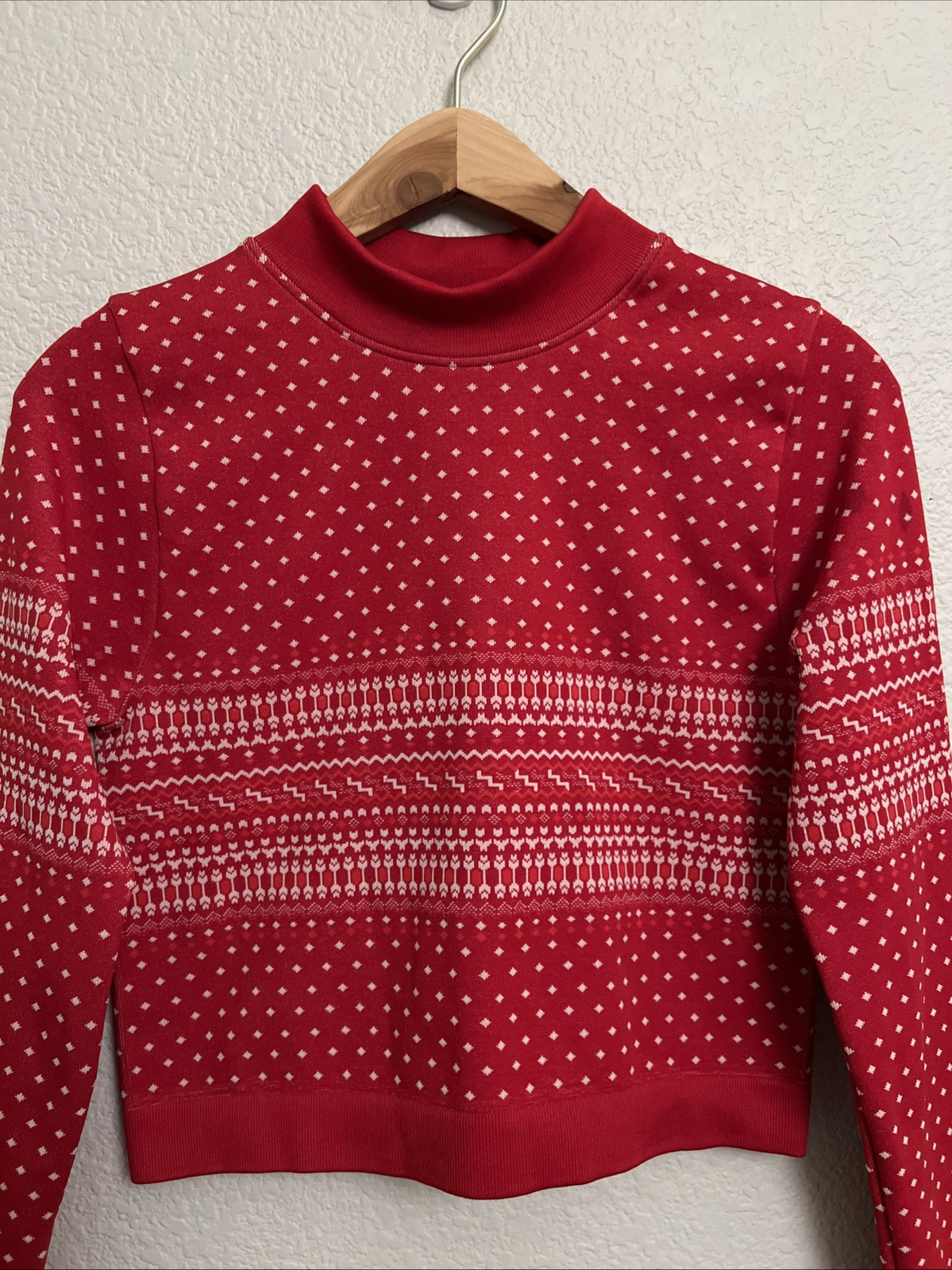 NEW Fabletics Compression Top Pullover Athleisure Layer Ski Lounge Cropped M