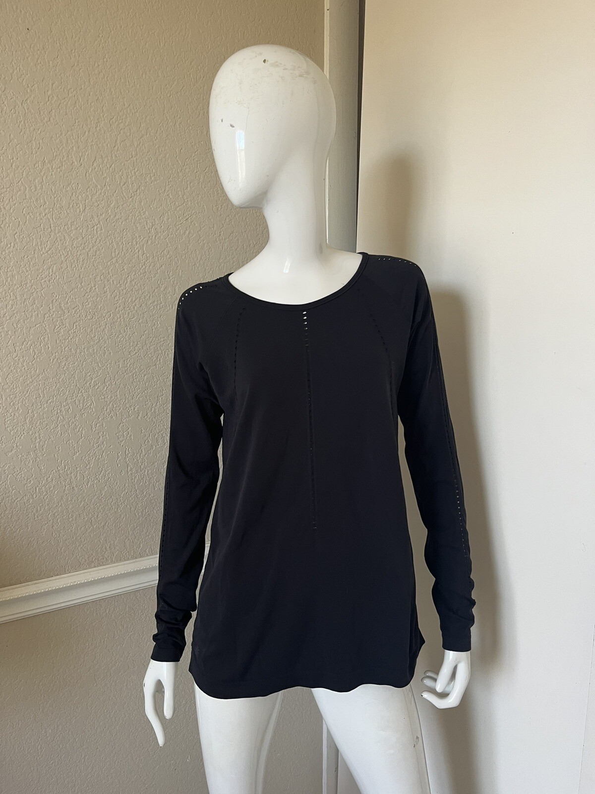ATHLETA Black 100% Nylon Laser Cut Long Sleeve Seamless Pullover Fitness Top M