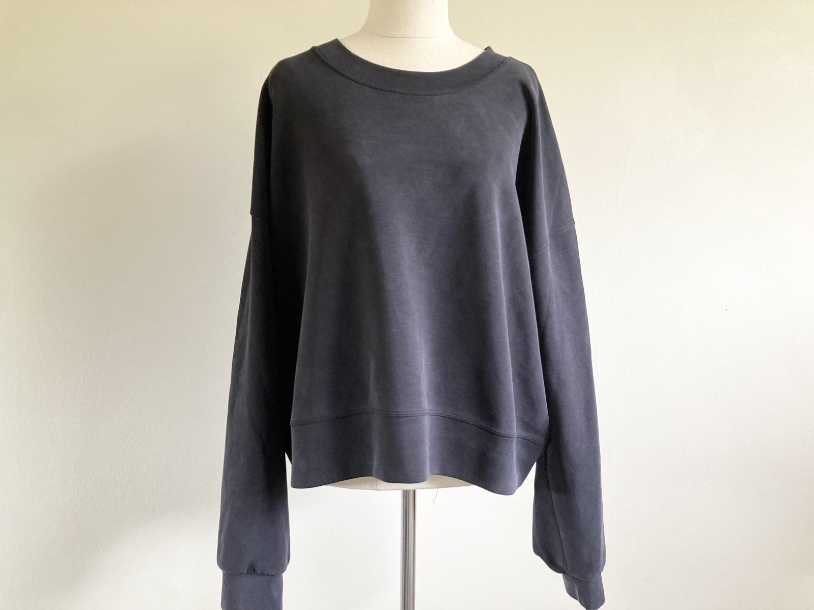 Lululemon Softstreme Perfectly Oversized Cropped Crew Black Womens Sz CA12 AU16