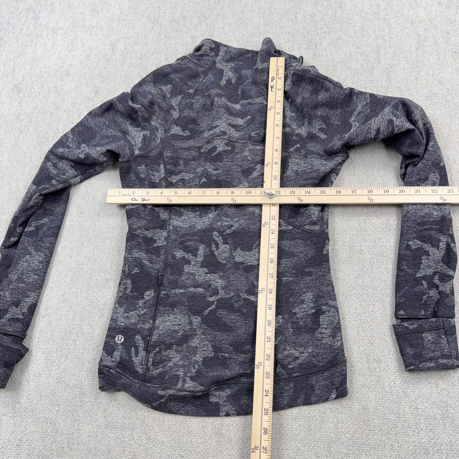 Lululemon Outrun the Elements Pullover Women Size 8 1/2 Zip Gray Camo Active