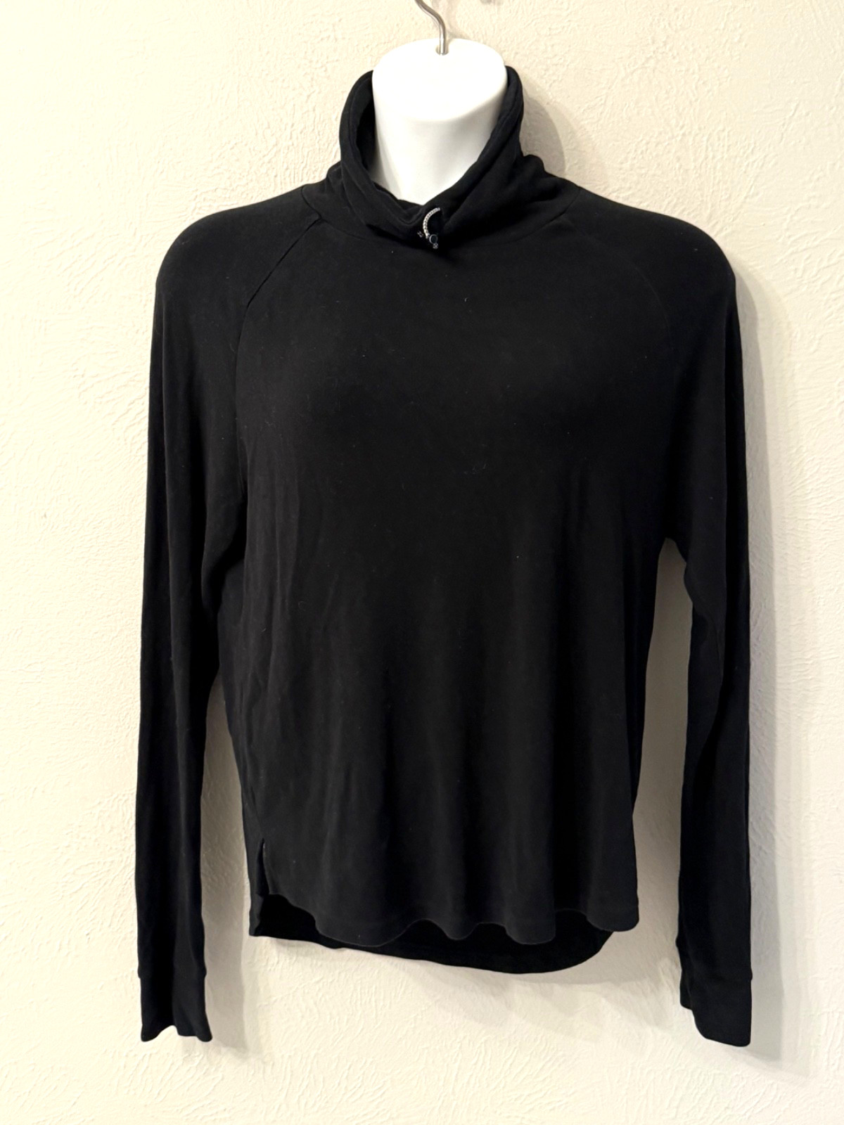 Varley women’s size M black long sleeve pullover soft w/thumbholes great!