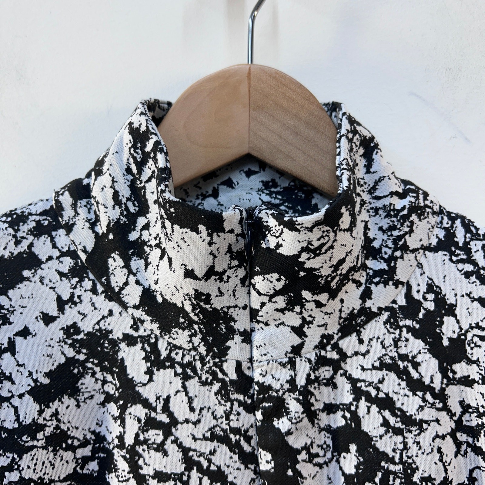 SnoSkins 1/4 Zip Mock Neck Base Layer Top Black White Abstract Women’s Medium