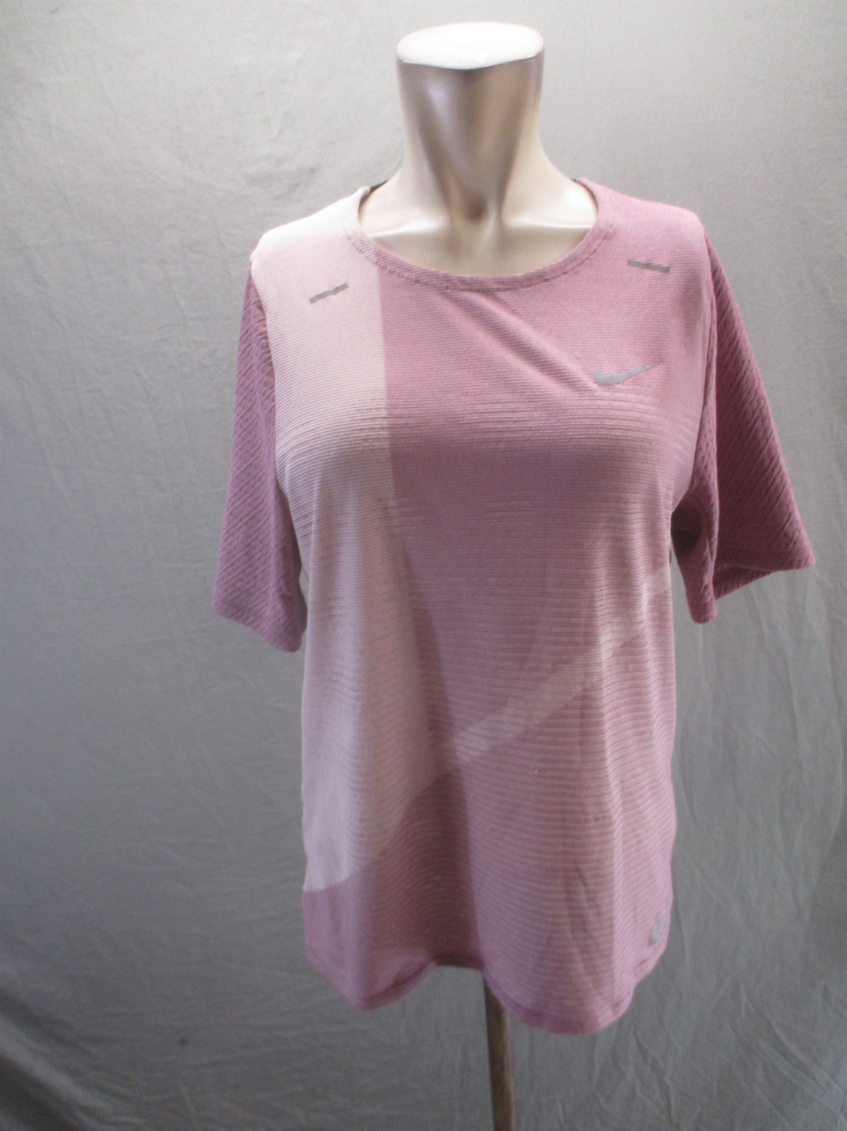 NIKE DRI-FIT Size M Pink Round Neck Short Sleeve Breathable Athletic T-Shirt 250