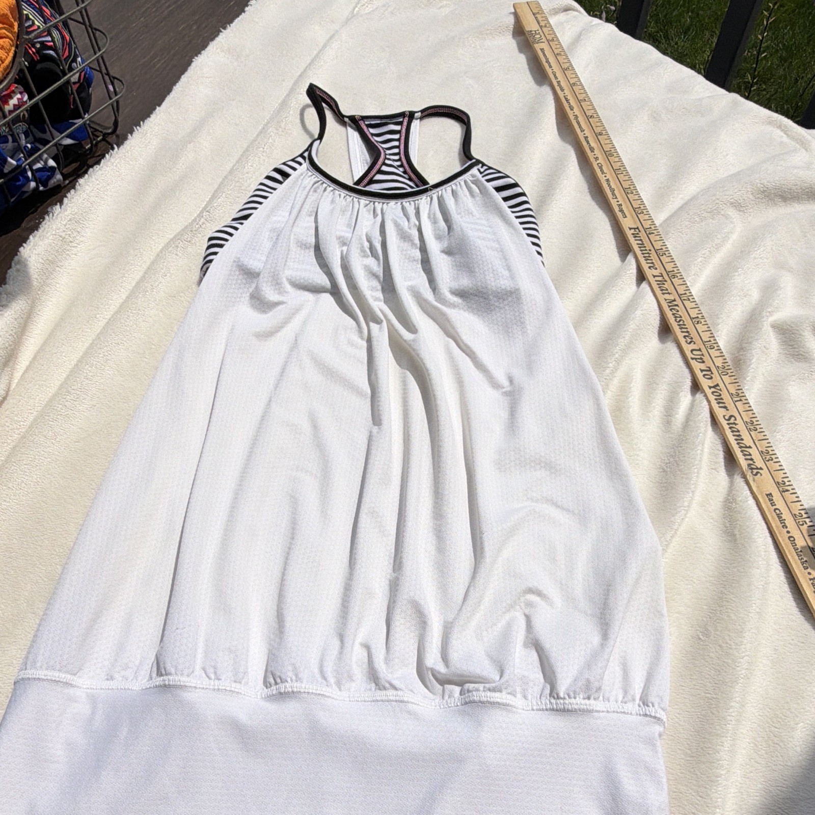 Lululemon Built-In Bra Racerback Scoop Neck Stretch Tank White Stripe 4