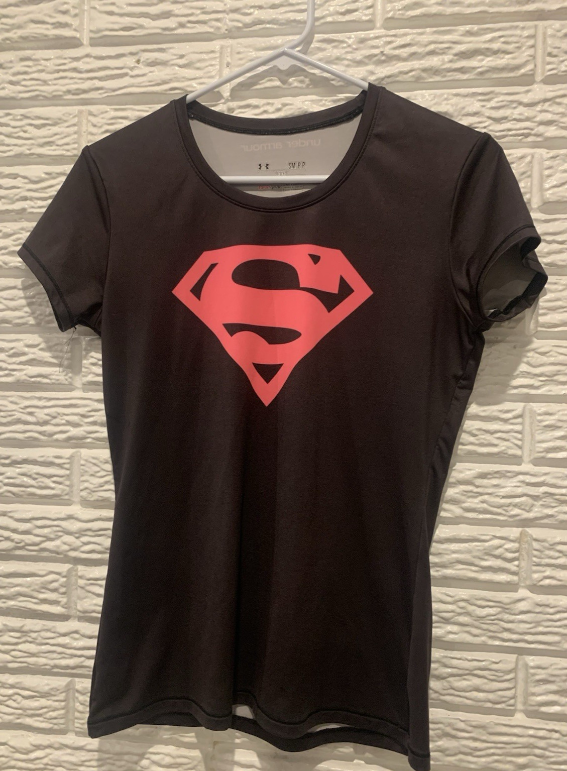 Under Armour Women’s Small Fitted Superman Heatgear Active Shirt Black/Pink