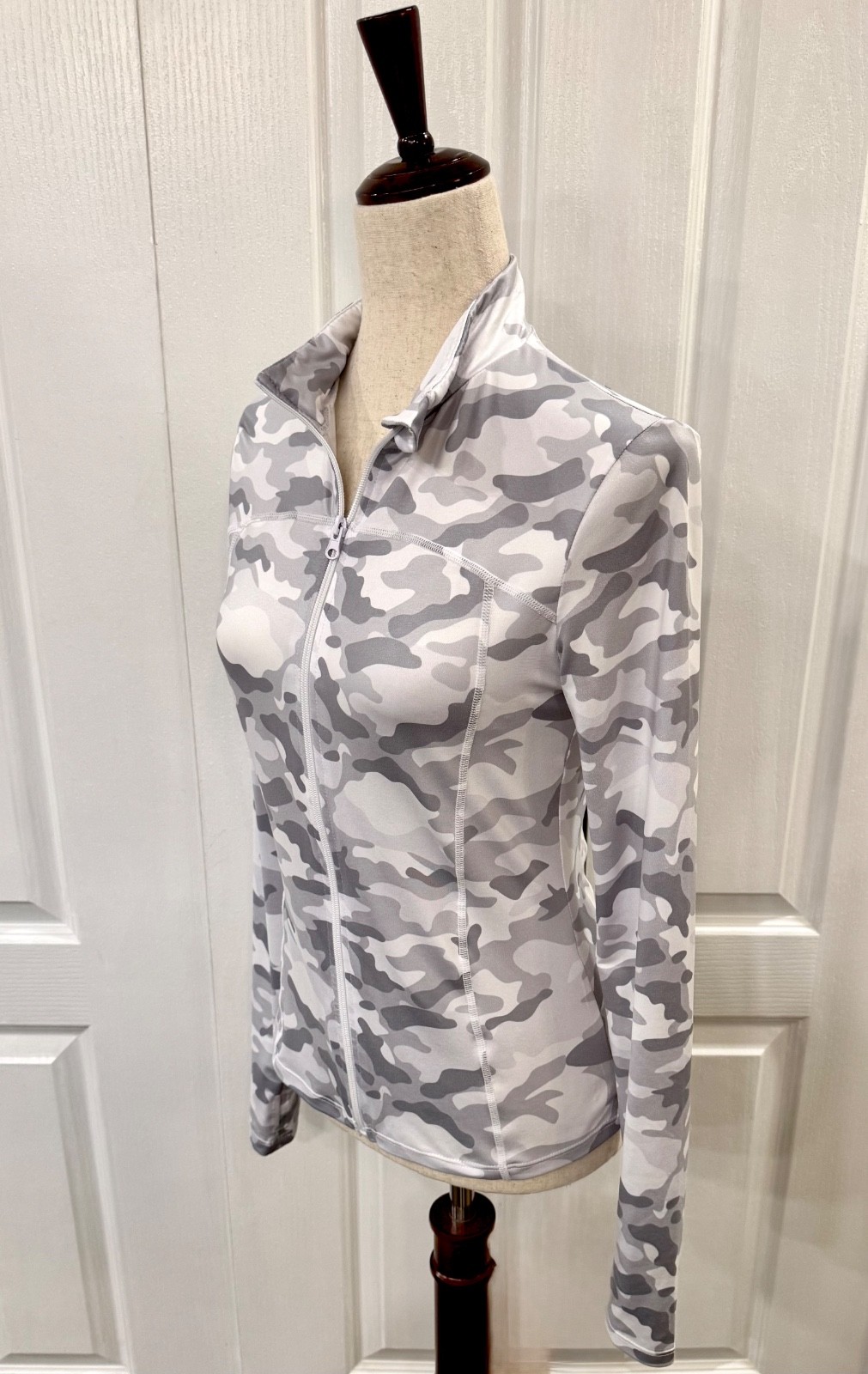 Woman’s, Size Small, Gray & White Camouflage Athletic Zip Up Top, Thumb Holes
